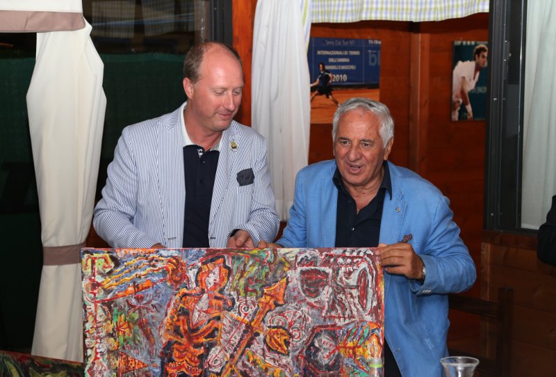 Luca Filipponi Premia Michele Brunetti Con Un Quadro Dell Artista Lorenzo Guidi